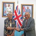Pm sitiveni rabuka avec le roi maori photo fiji government