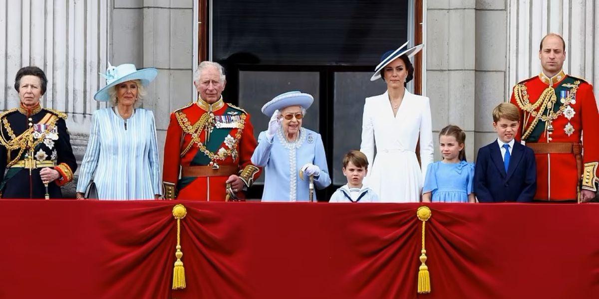 La reine Elizabeth II au balcon de Buckingham