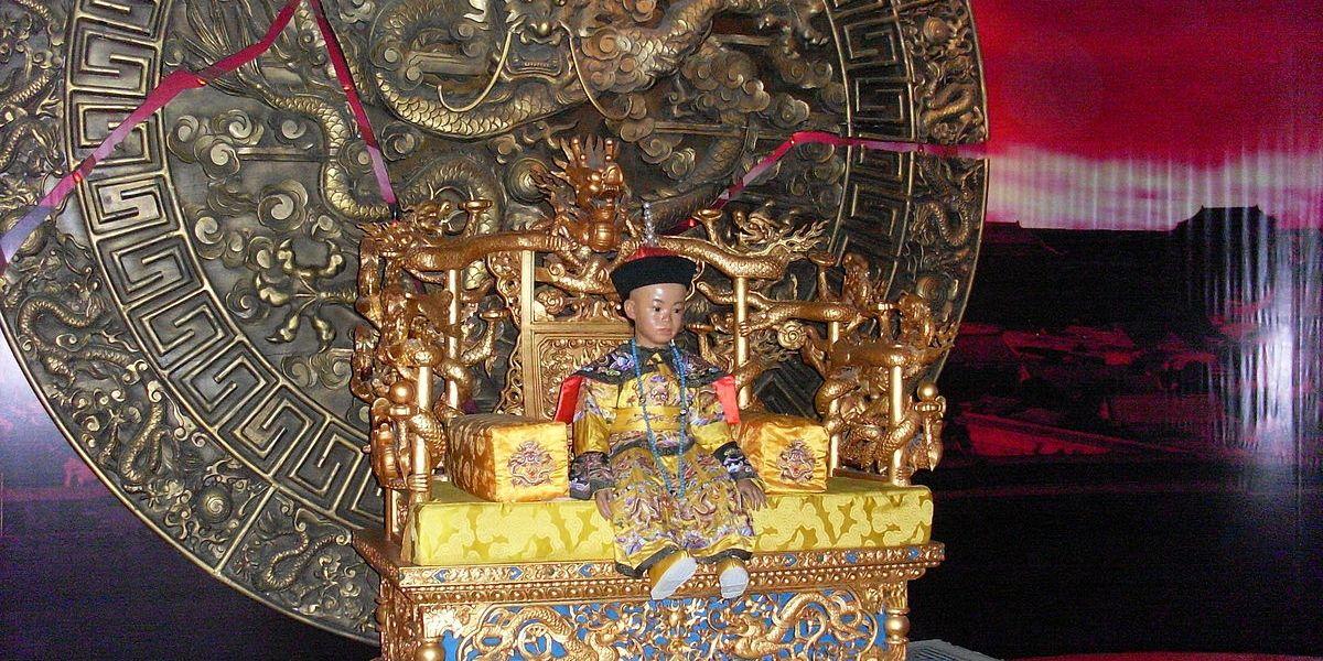 Représentation de Pu Yi sur son trône de Chine