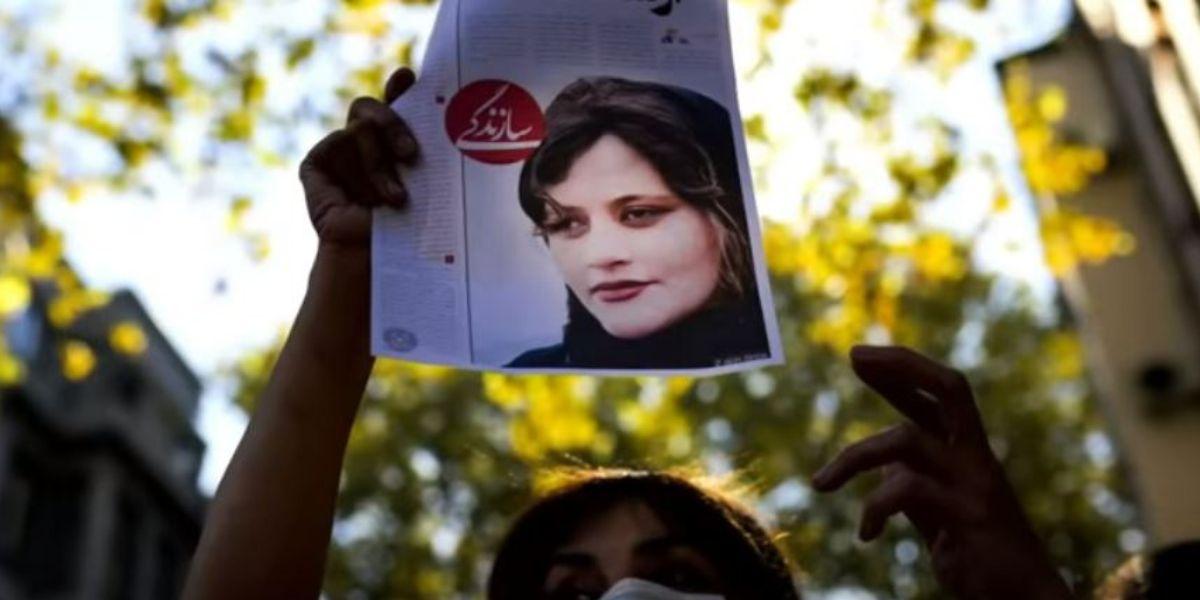 Les femmes iraniennes protestent en hommage à Masha  Amini