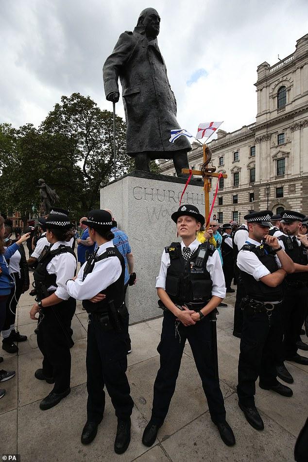 Statue de winston churchill protegee par la police