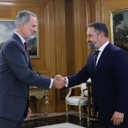 Su majestad el rey recibe el saludo del representante de vox don santiago abascal conde casa de s m el rey