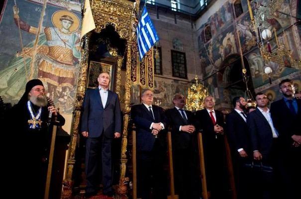 Vladimir poutine sur un trone byzantin grec