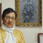 Yi seok devant un portrait de kojong